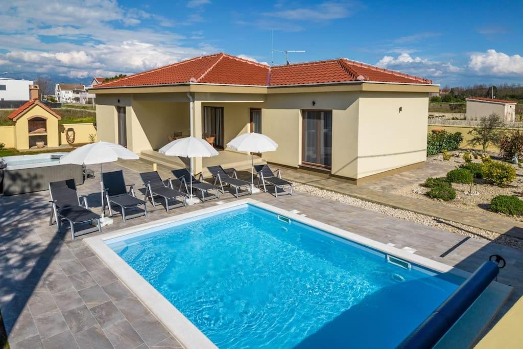 Villa Mattina, With Heated Pool And Jacuzzi Привлака Екстер'єр фото